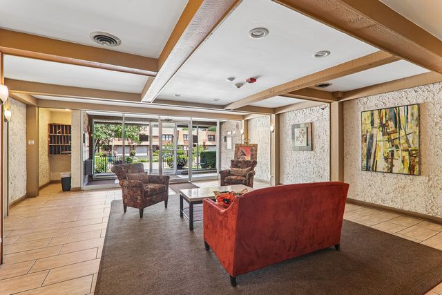 3950 Dundee Road 203, Northbrook, IL 60062