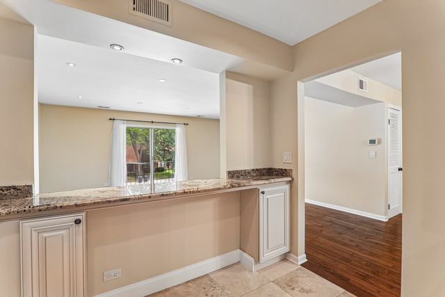 3950 Dundee Road 203, Northbrook, IL 60062