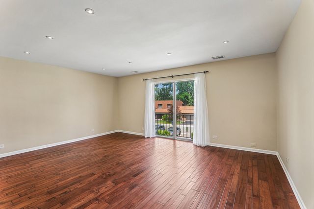 3950 Dundee Road 203, Northbrook, IL 60062