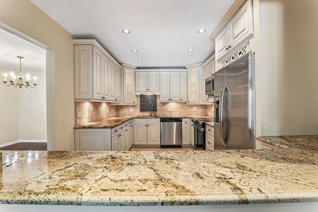 3950 Dundee Road 203, Northbrook, IL 60062