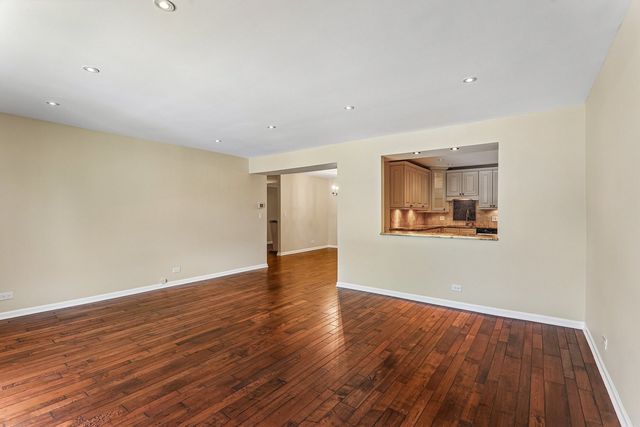 3950 Dundee Road 203, Northbrook, IL 60062