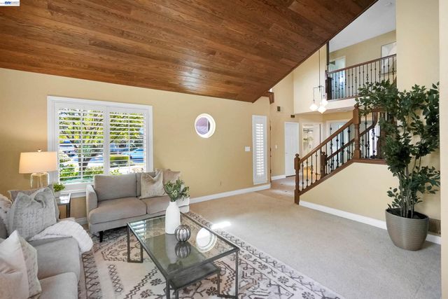 5922 Charter Oaks Dr, Castro Valley, CA 94552