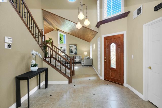 5922 Charter Oaks Dr, Castro Valley, CA 94552