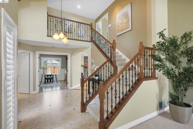 5922 Charter Oaks Dr, Castro Valley, CA 94552