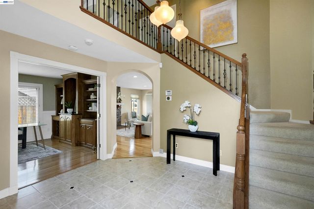 5922 Charter Oaks Dr, Castro Valley, CA 94552