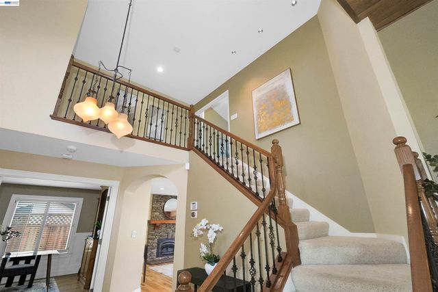 5922 Charter Oaks Dr, Castro Valley, CA 94552