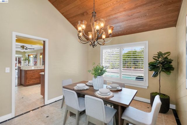 5922 Charter Oaks Dr, Castro Valley, CA 94552