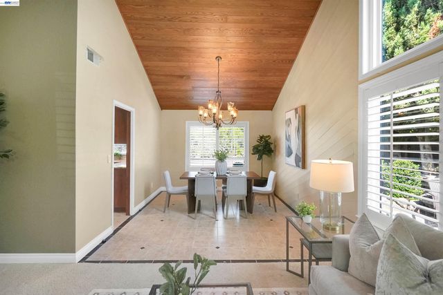 5922 Charter Oaks Dr, Castro Valley, CA 94552