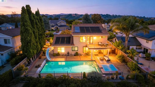 5922 Charter Oaks Dr, Castro Valley, CA 94552