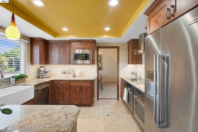 5922 Charter Oaks Dr, Castro Valley, CA 94552