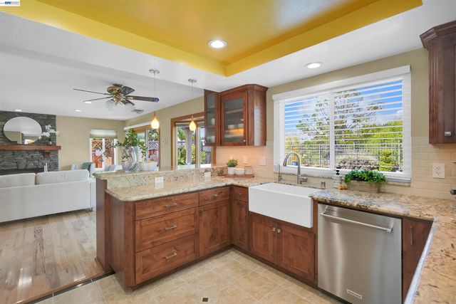 5922 Charter Oaks Dr, Castro Valley, CA 94552