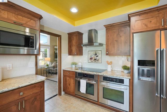 5922 Charter Oaks Dr, Castro Valley, CA 94552