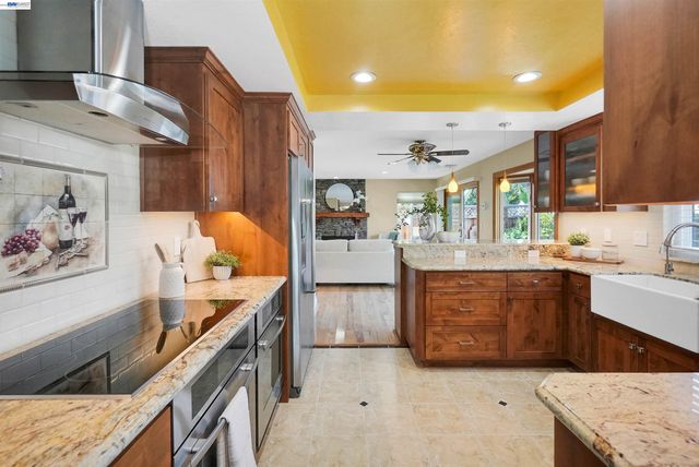 5922 Charter Oaks Dr, Castro Valley, CA 94552