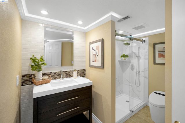 5922 Charter Oaks Dr, Castro Valley, CA 94552