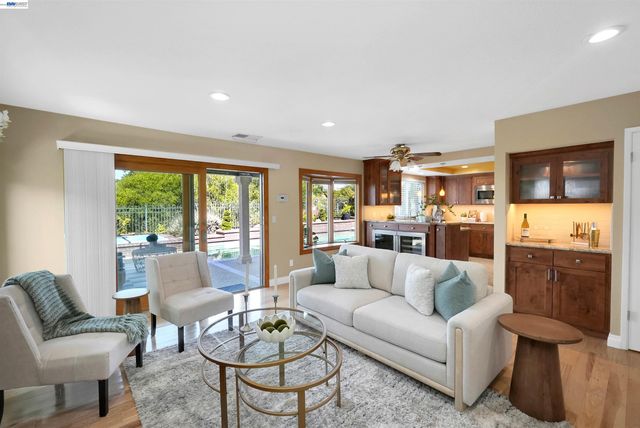 5922 Charter Oaks Dr, Castro Valley, CA 94552