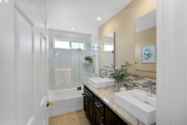 5922 Charter Oaks Dr, Castro Valley, CA 94552