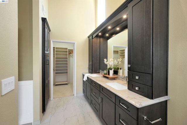 5922 Charter Oaks Dr, Castro Valley, CA 94552
