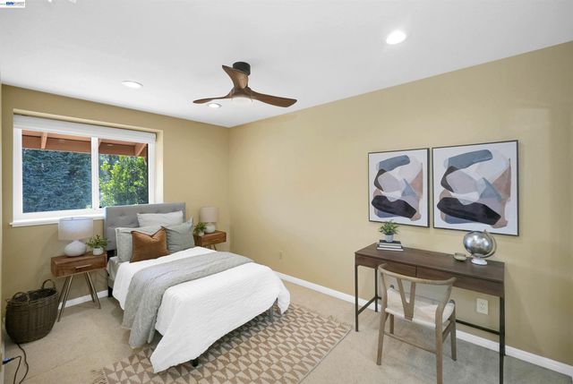 5922 Charter Oaks Dr, Castro Valley, CA 94552