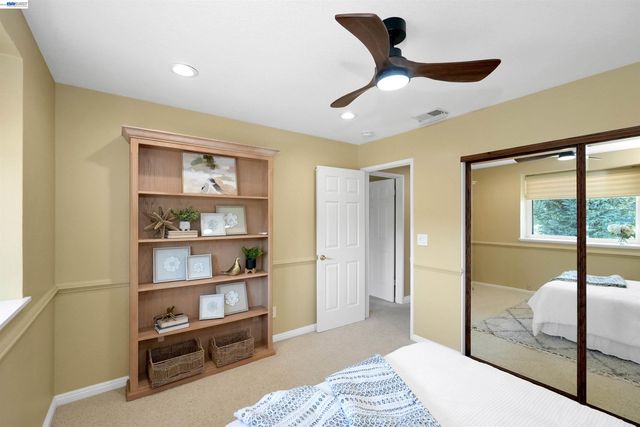 5922 Charter Oaks Dr, Castro Valley, CA 94552