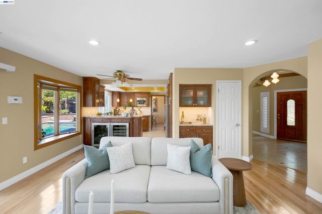 5922 Charter Oaks Dr, Castro Valley, CA 94552