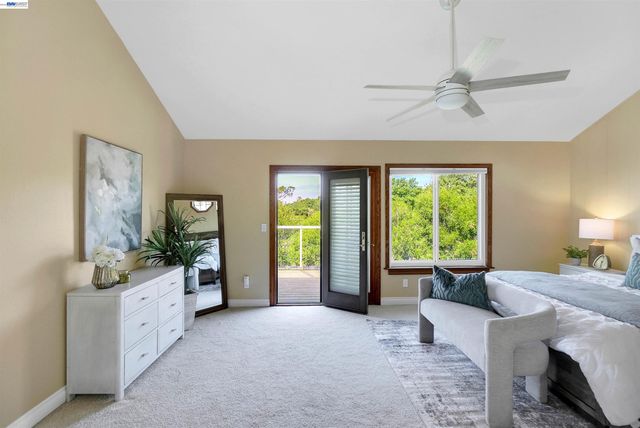 5922 Charter Oaks Dr, Castro Valley, CA 94552