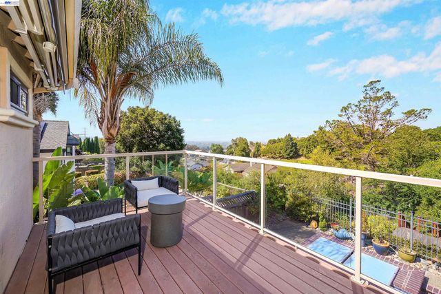 5922 Charter Oaks Dr, Castro Valley, CA 94552