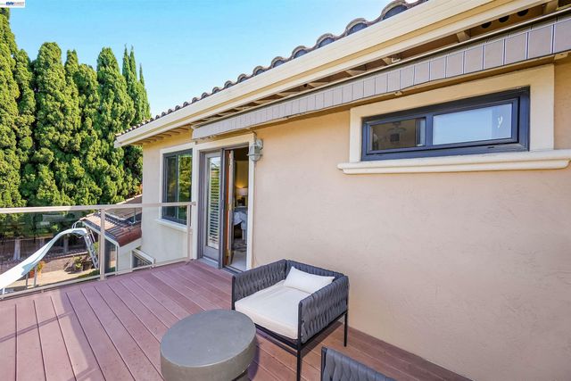 5922 Charter Oaks Dr, Castro Valley, CA 94552