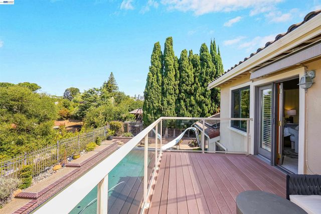 5922 Charter Oaks Dr, Castro Valley, CA 94552