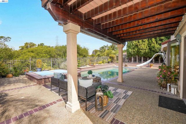 5922 Charter Oaks Dr, Castro Valley, CA 94552