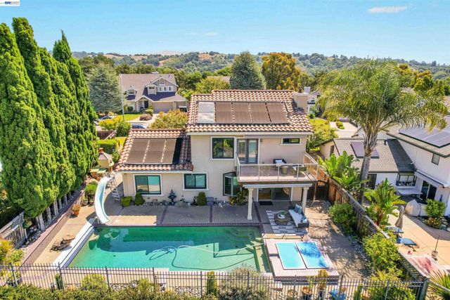 5922 Charter Oaks Dr, Castro Valley, CA 94552