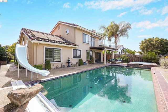 5922 Charter Oaks Dr, Castro Valley, CA 94552