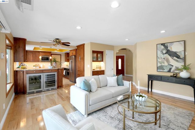 5922 Charter Oaks Dr, Castro Valley, CA 94552