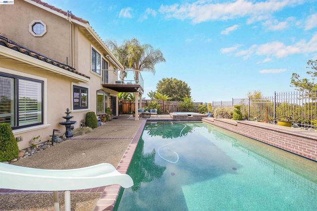 5922 Charter Oaks Dr, Castro Valley, CA 94552