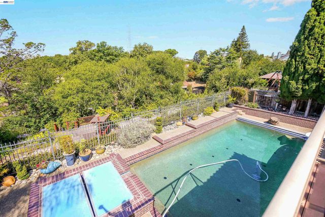 5922 Charter Oaks Dr, Castro Valley, CA 94552