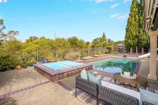 5922 Charter Oaks Dr, Castro Valley, CA 94552