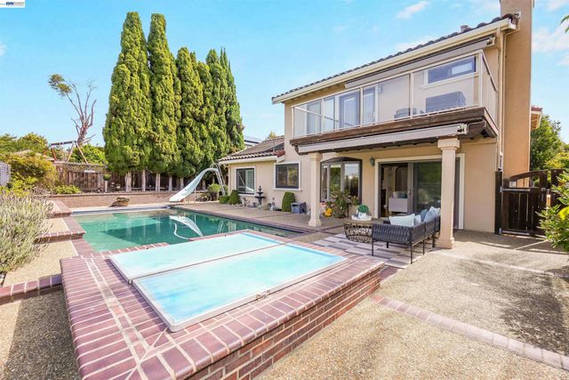 5922 Charter Oaks Dr, Castro Valley, CA 94552