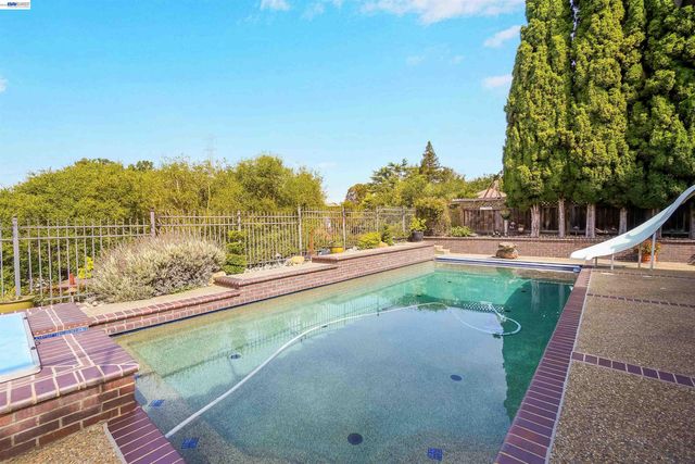5922 Charter Oaks Dr, Castro Valley, CA 94552