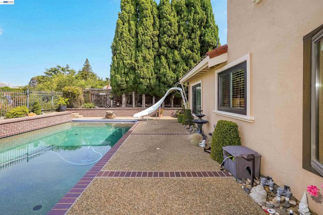 5922 Charter Oaks Dr, Castro Valley, CA 94552