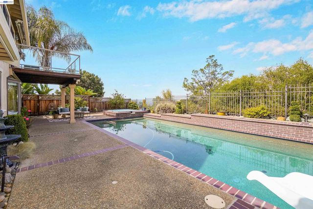 5922 Charter Oaks Dr, Castro Valley, CA 94552