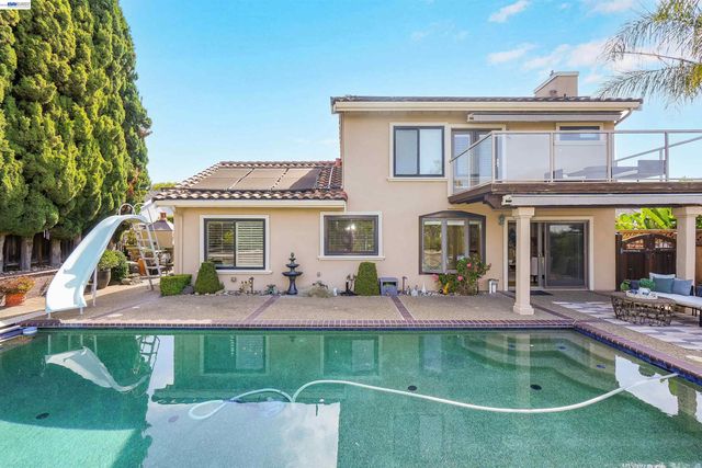 5922 Charter Oaks Dr, Castro Valley, CA 94552