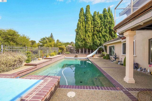 5922 Charter Oaks Dr, Castro Valley, CA 94552