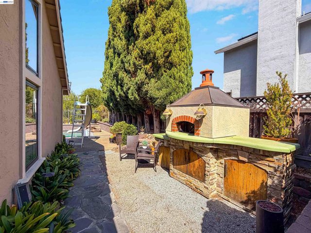5922 Charter Oaks Dr, Castro Valley, CA 94552