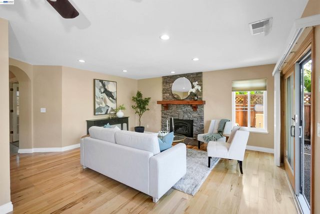 5922 Charter Oaks Dr, Castro Valley, CA 94552