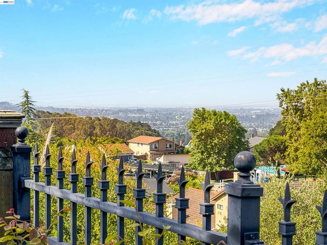 5922 Charter Oaks Dr, Castro Valley, CA 94552