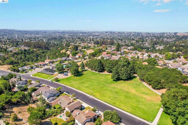 5922 Charter Oaks Dr, Castro Valley, CA 94552