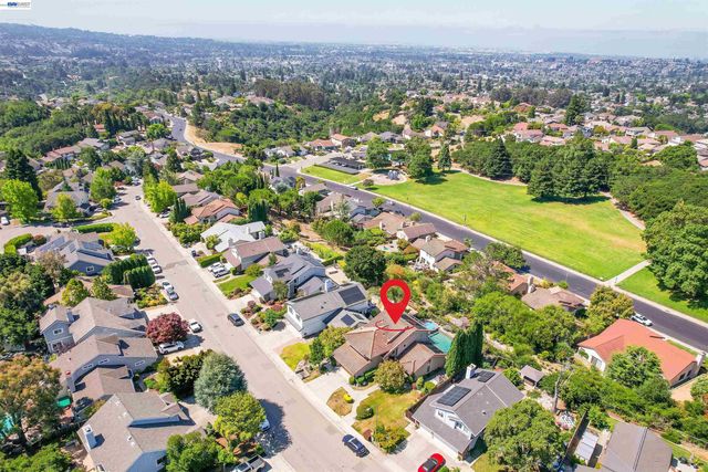 5922 Charter Oaks Dr, Castro Valley, CA 94552