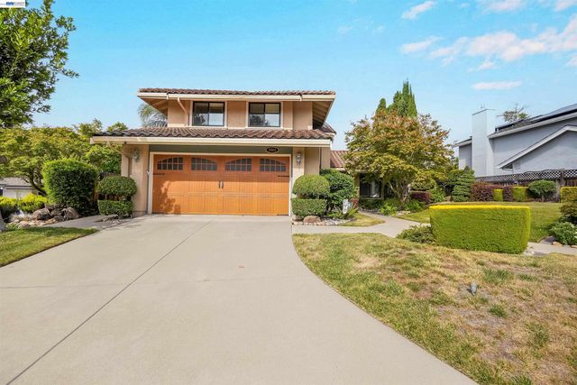 5922 Charter Oaks Dr, Castro Valley, CA 94552