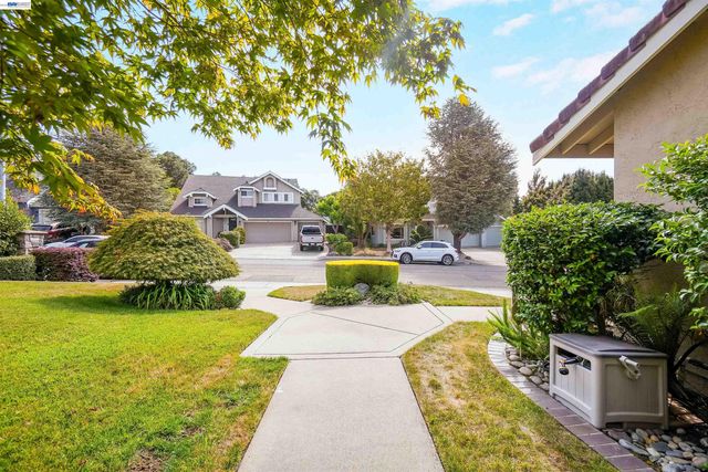 5922 Charter Oaks Dr, Castro Valley, CA 94552