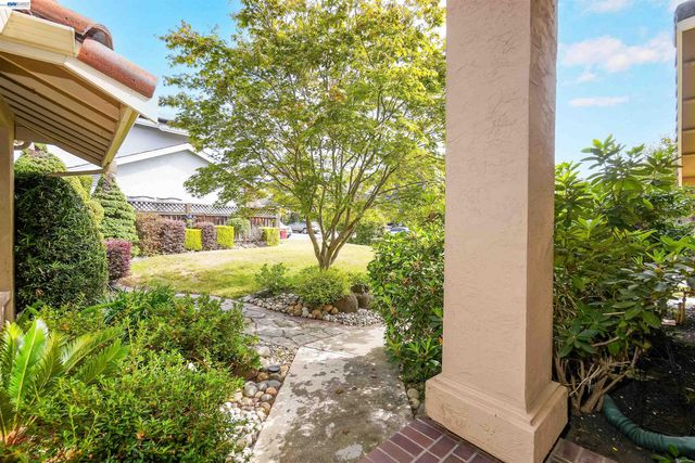 5922 Charter Oaks Dr, Castro Valley, CA 94552