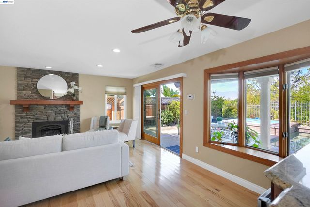 5922 Charter Oaks Dr, Castro Valley, CA 94552